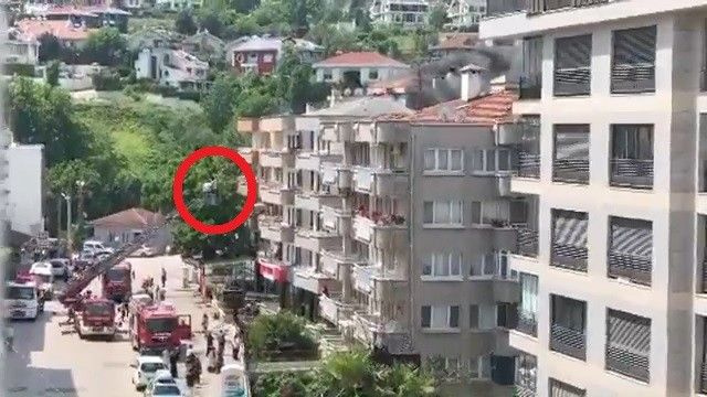 Alev kapanının içinde can pazarı! Bursa'da korku dolu anlar kamerada