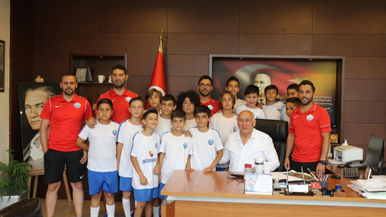Söke Belediye Başkanı Tuncel’den minik futbolculara milli maç jesti