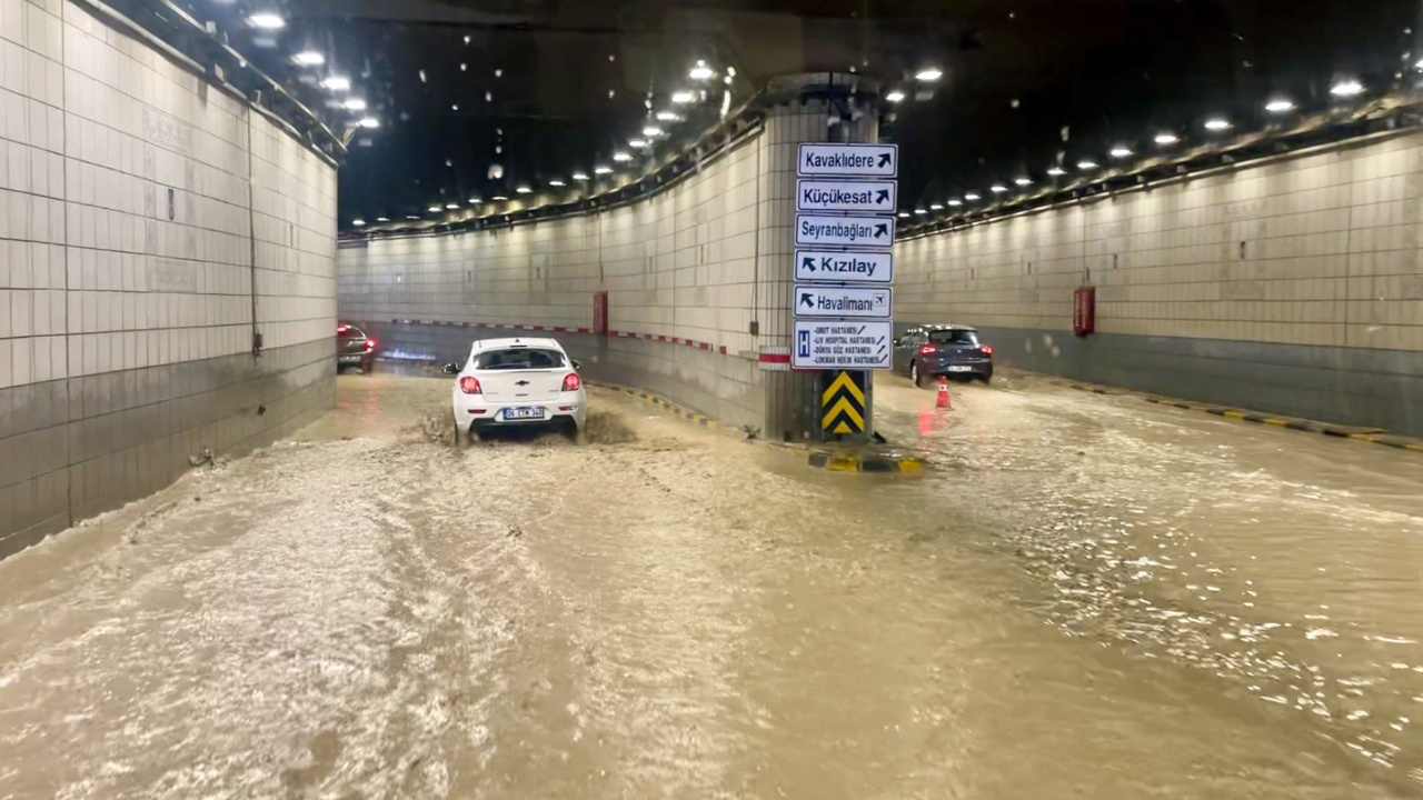 Çatılar uçtu, ağaçlar devrildi! Ankara'da hayat felç oldu! Meteoroloji tekrar uyardı