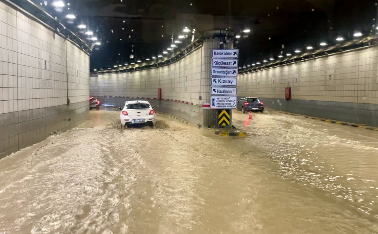 Çatılar uçtu, ağaçlar devrildi! Ankara'da hayat felç oldu! Meteoroloji tekrar uyardı