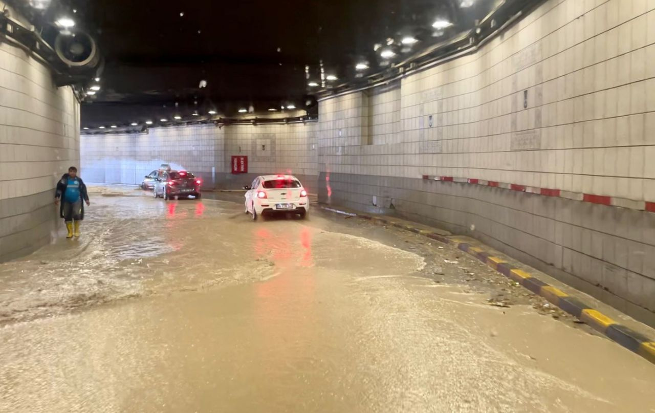 Çatılar uçtu, ağaçlar devrildi! Ankara'da hayat felç oldu! Meteoroloji tekrar uyardı