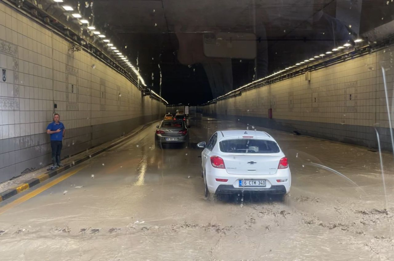 Çatılar uçtu, ağaçlar devrildi! Ankara'da hayat felç oldu! Meteoroloji tekrar uyardı