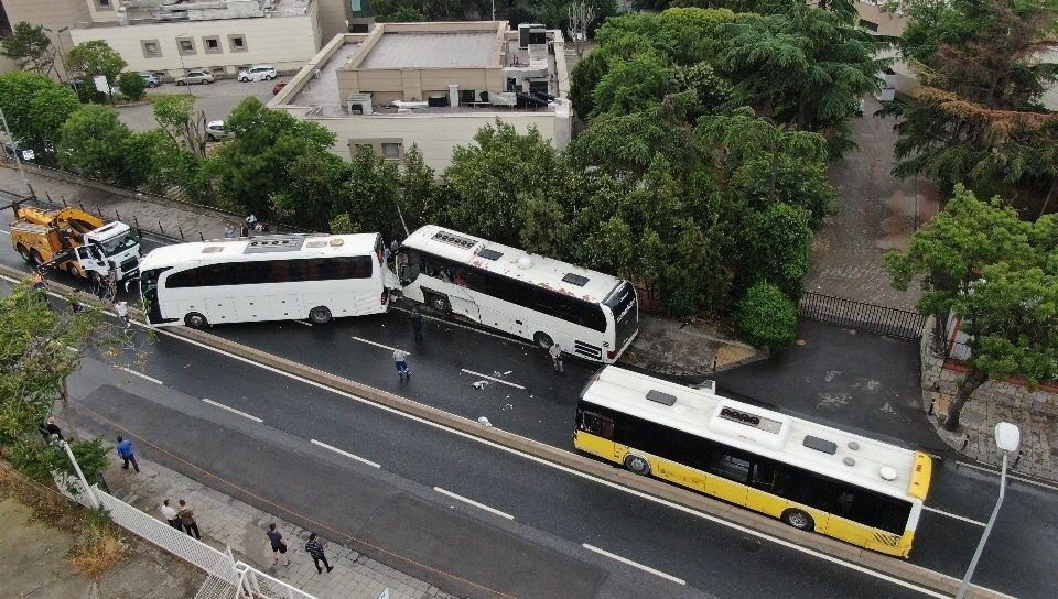 Üsküdar'da İETT otobüsü ile iki tur otobüsü çarpıştı! Ortalık savaş alanına döndü