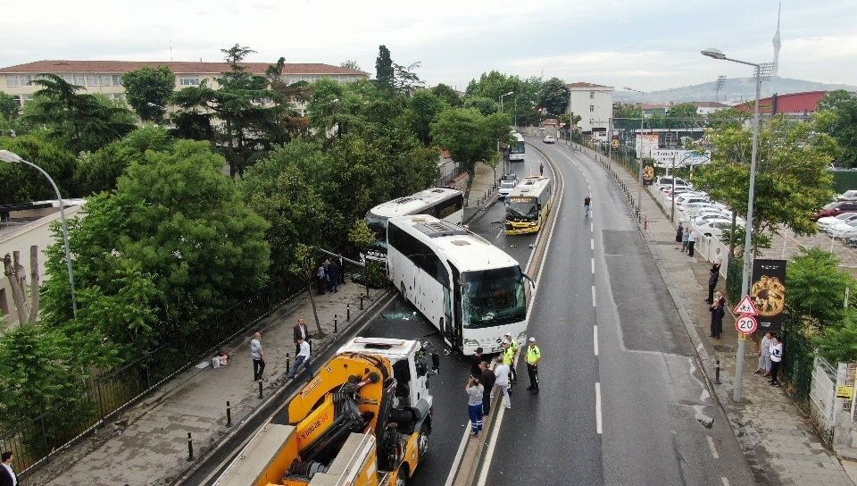 Üsküdar'da İETT otobüsü ile iki tur otobüsü çarpıştı! Ortalık savaş alanına döndü