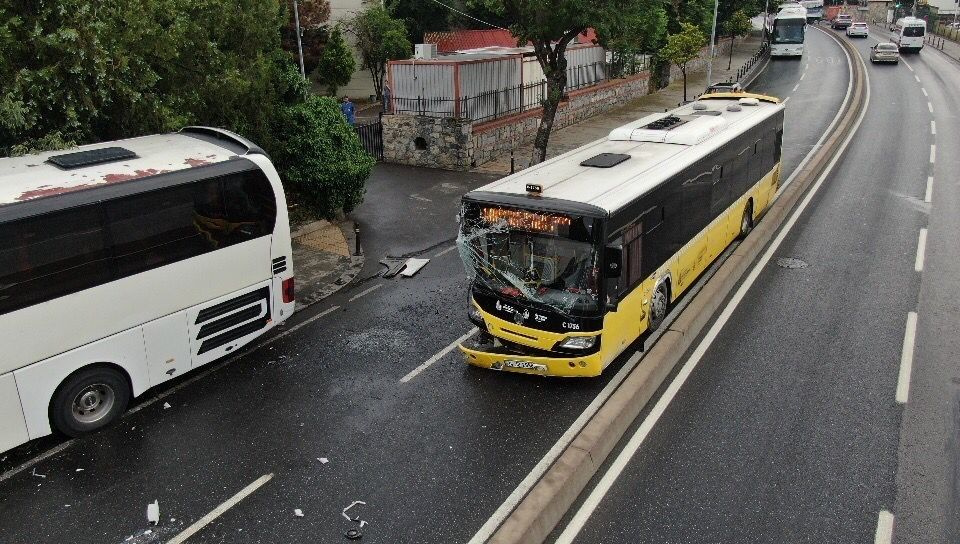 Üsküdar'da İETT otobüsü ile iki tur otobüsü çarpıştı! Ortalık savaş alanına döndü