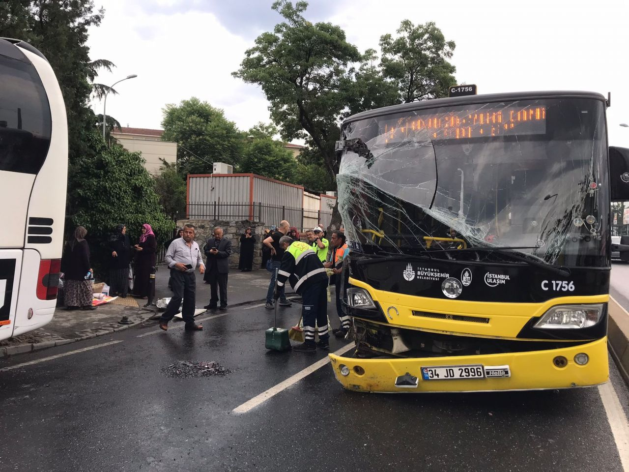 Üsküdar'da İETT otobüsü ile iki tur otobüsü çarpıştı! Ortalık savaş alanına döndü