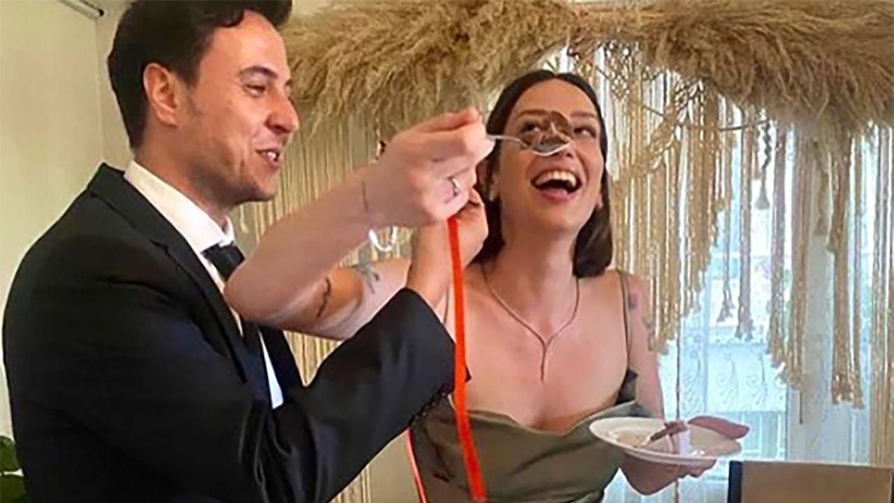 Güldür Güldür Show oyuncusu Burak Topaloğlu nişanlandı! Nişanlısını görenler hayran kaldı
