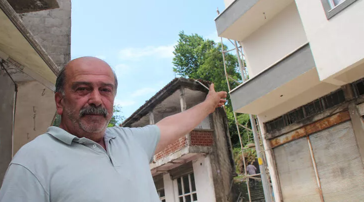 Rize'de fıkra gibi bir bina! Balkonu var, balkon kapısı yok