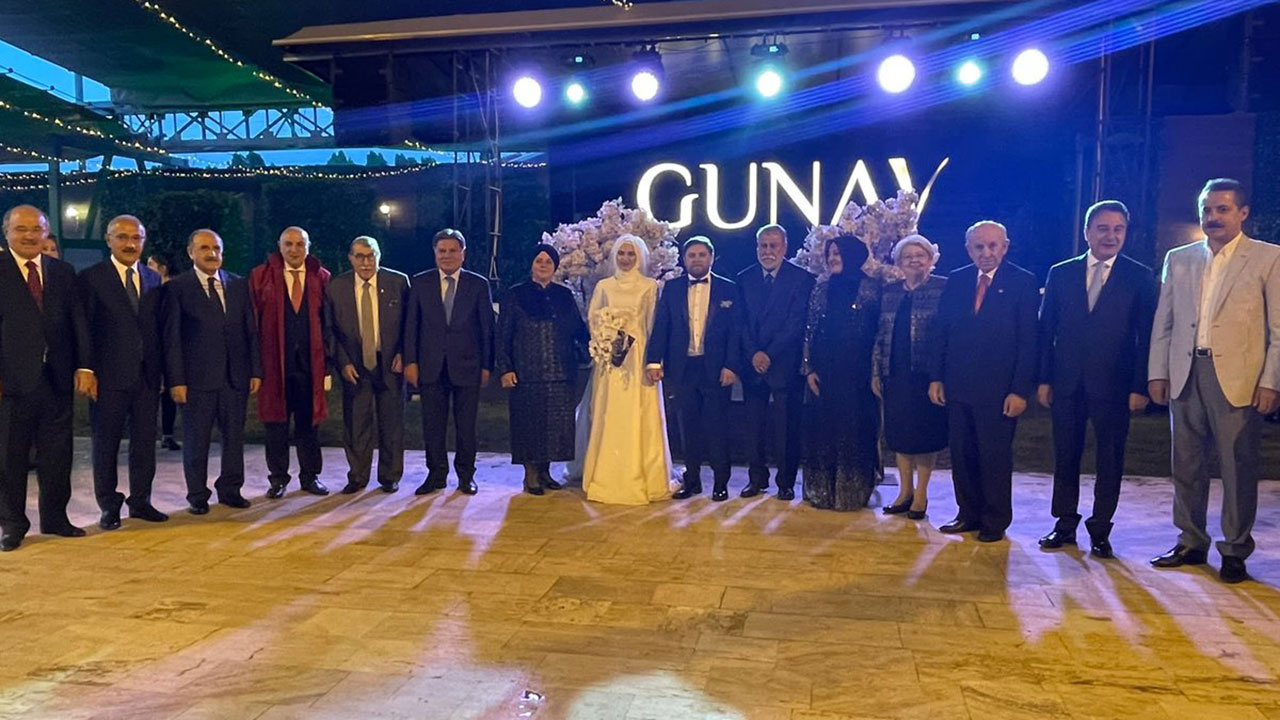 Ali Babacan'ı AK Partililerle buluşturan düğün! Gelinin kimliği şaşkına çevirdi