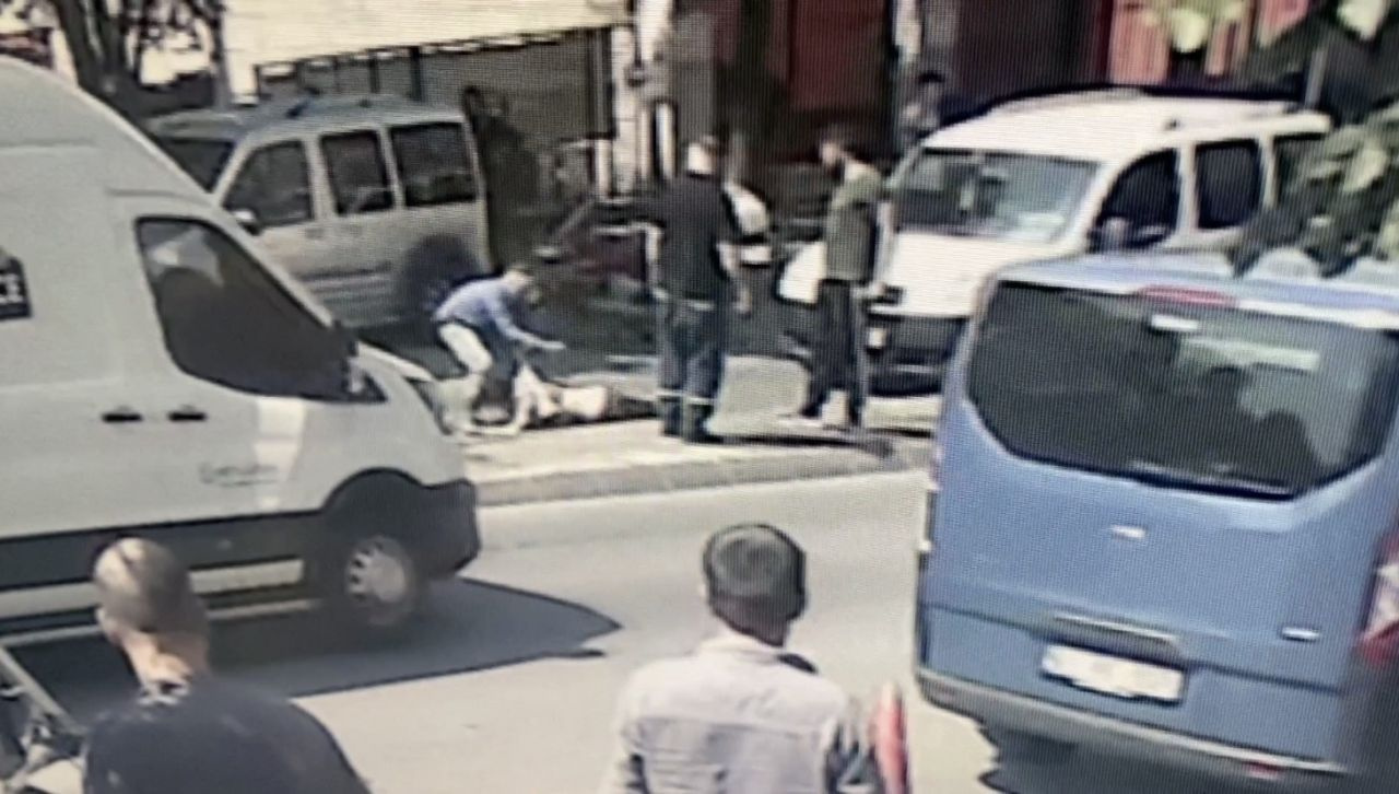 İstanbul'da acayip olay! Engelli gencin telefonunu çalan kadın soyunup yerlere yattı