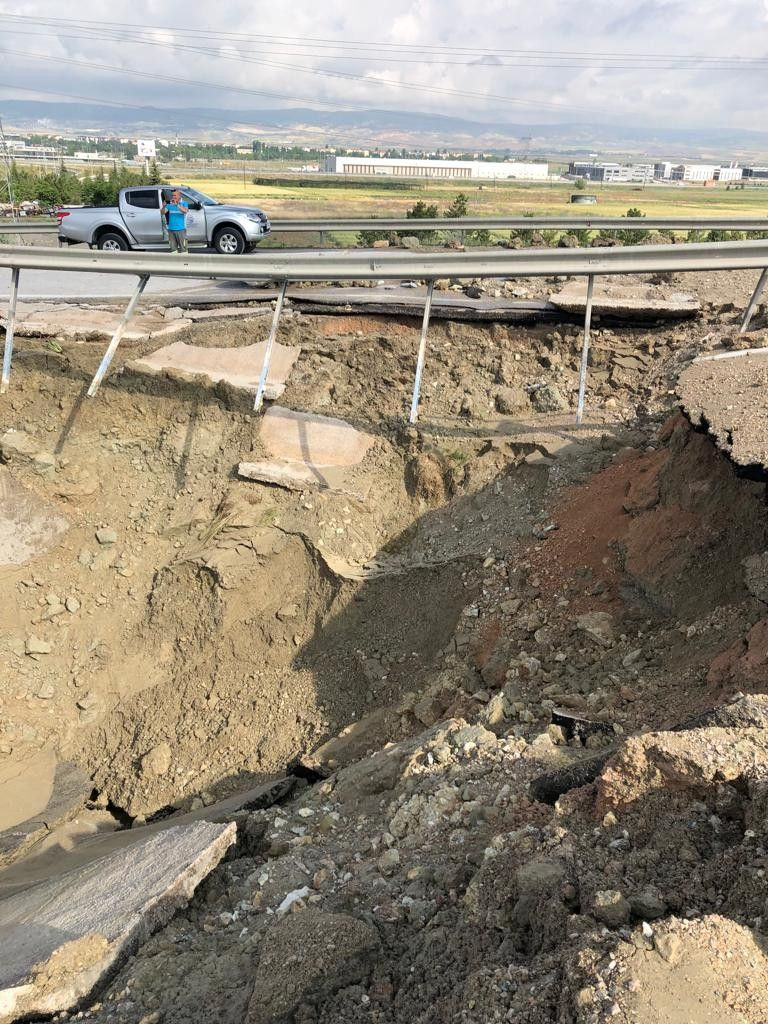 Ankara'da sel getiren aşırı sağanak isale hattını da yıktı geçti