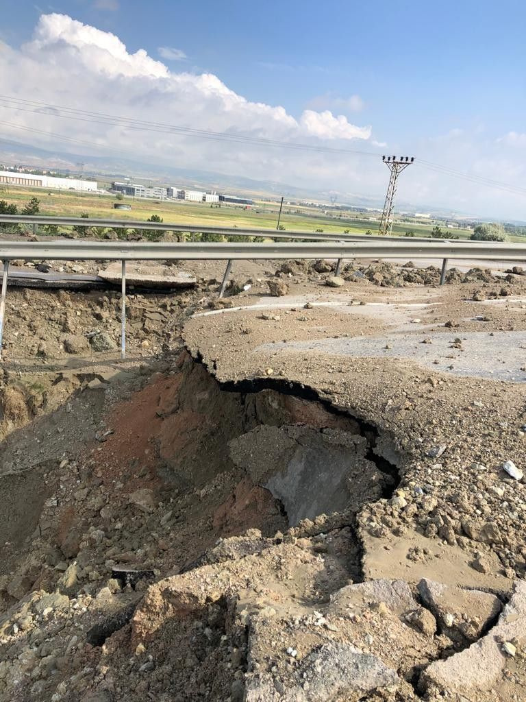 Ankara'da sel getiren aşırı sağanak isale hattını da yıktı geçti