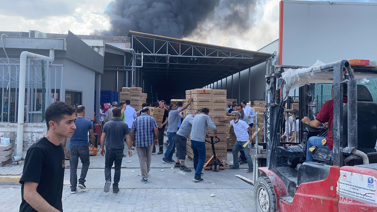 Diyarbakır’da kozmetik fabrikasında yangın çıktı! Yaralılar var