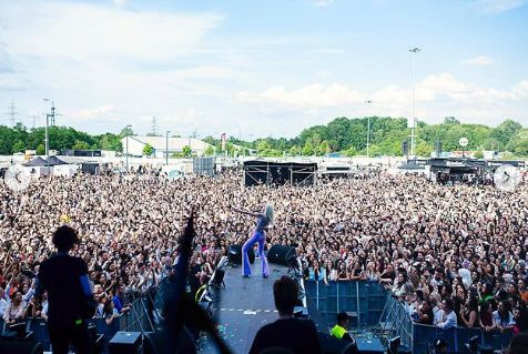 Hande Yener, akşam 10'dan sonraki ses yasağını takmadı! Multi Summer Festival'inde çıplak sesiyle gurbetçileri coşturdu...