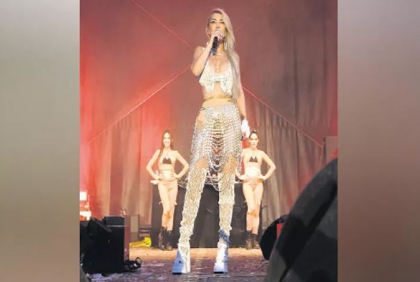 Hande Yener, akşam 10'dan sonraki ses yasağını takmadı! Multi Summer Festival'inde çıplak sesiyle gurbetçileri coşturdu...