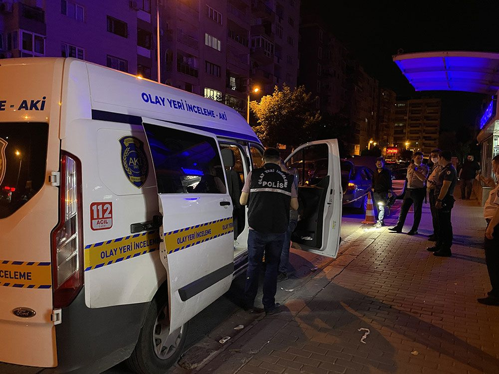 İzmir'de polise silahlı saldırı! Çıkan çatışmada biri polis iki kişi yaralandı