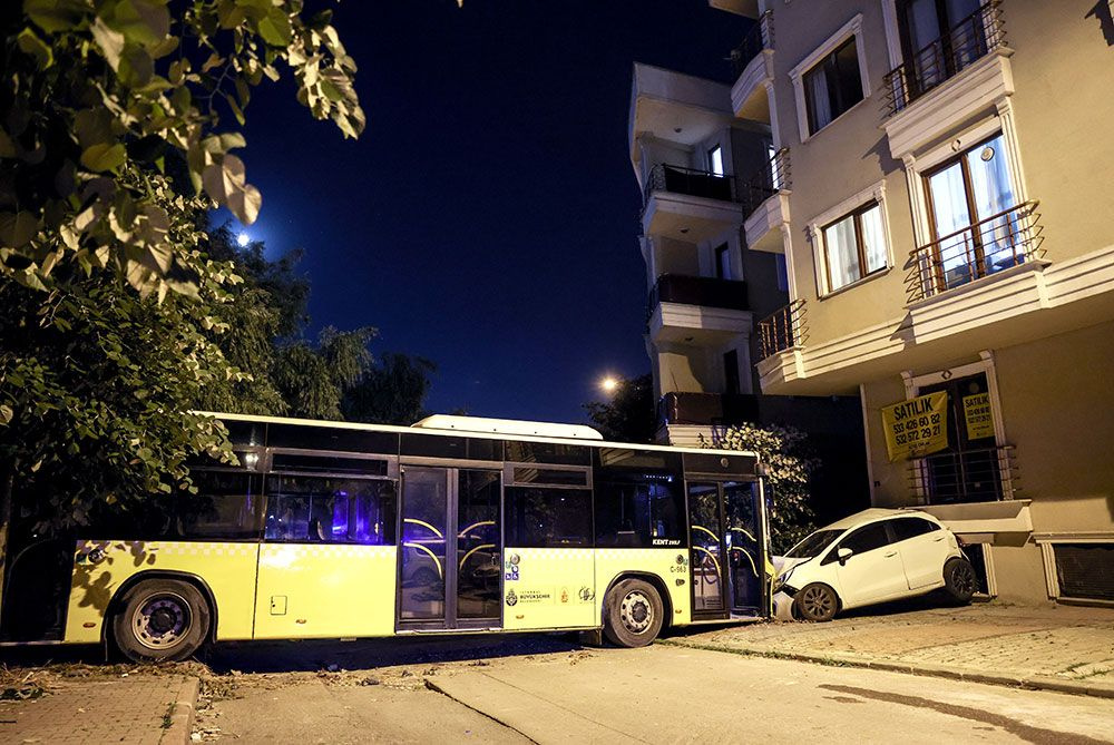 İstanbul'da ehliyetsiz görevlinin yıkamaya götürdüğü İETT otobüsü sokağa daldı! Faciadan dönüldü