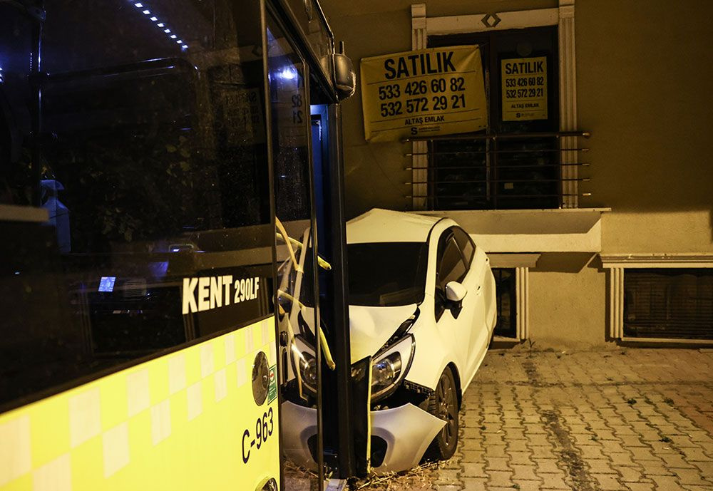 İstanbul'da ehliyetsiz görevlinin yıkamaya götürdüğü İETT otobüsü sokağa daldı! Faciadan dönüldü