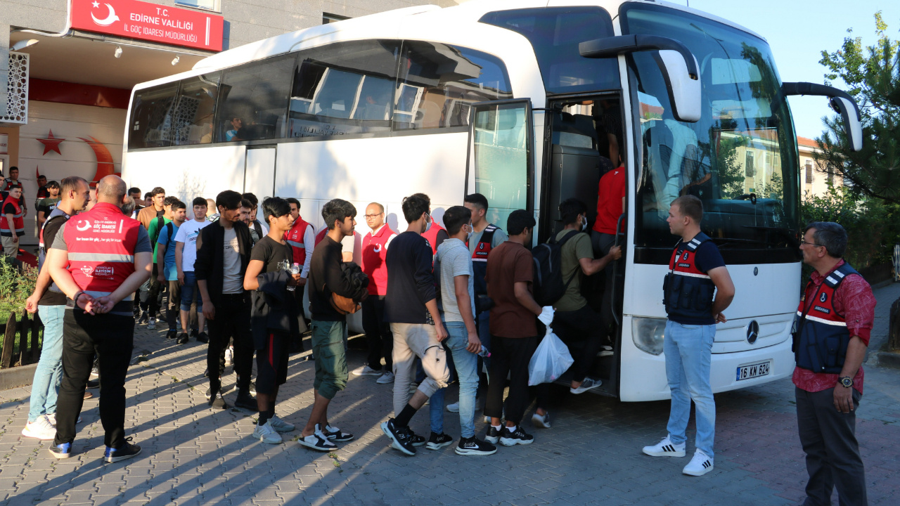 Sınır dışı edilecek göçmenler Edirne'den yola çıktı