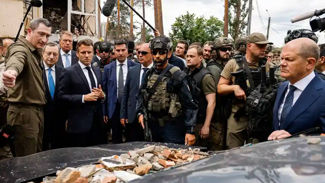 Rusya'nın yıktığı İrpin'i gezen Macron çok etkilendi: Barbarlığın izlerini taşıyor