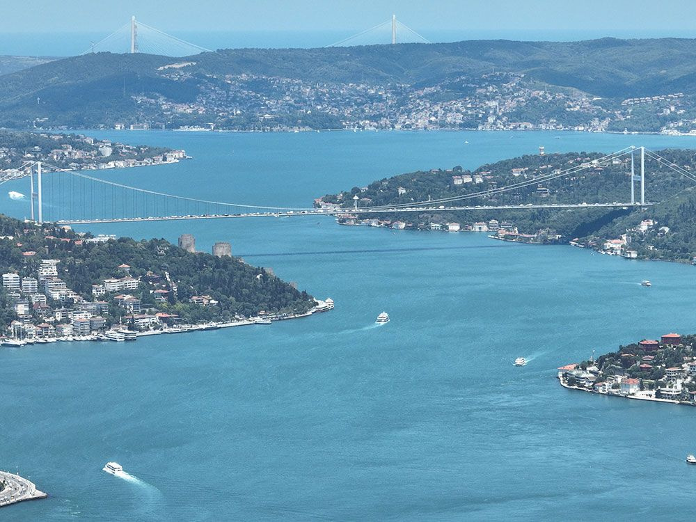 İstanbul Boğaz'ı renk değiştirdi! Turkuaza bürünen boğazda eşsiz manzaralar oluştu