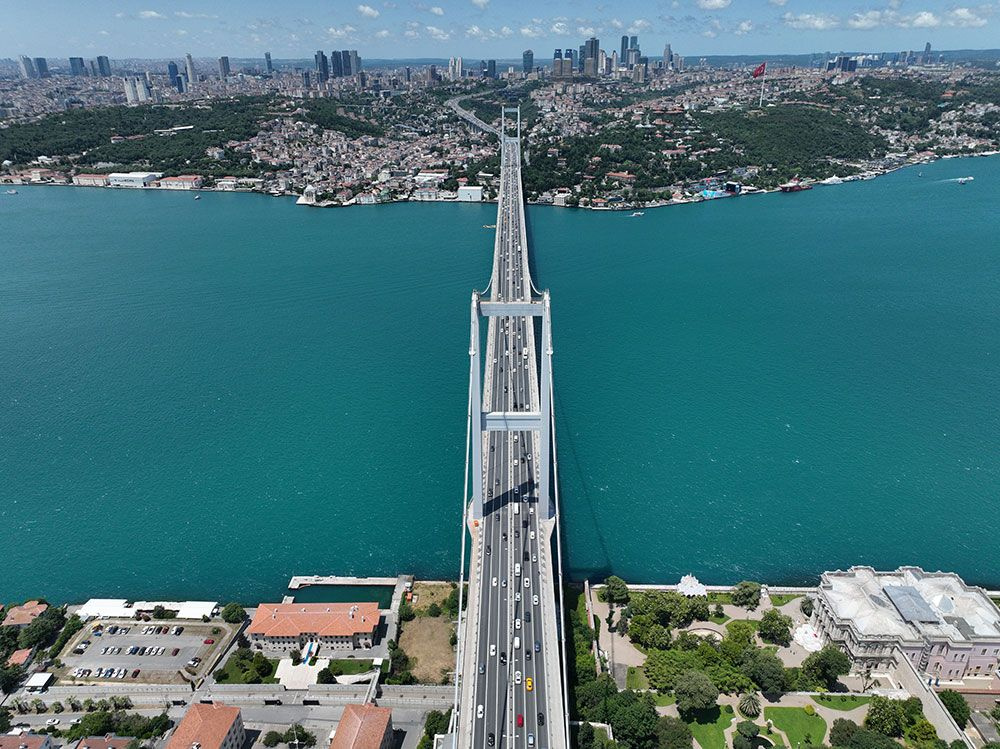 İstanbul Boğaz'ı renk değiştirdi! Turkuaza bürünen boğazda eşsiz manzaralar oluştu