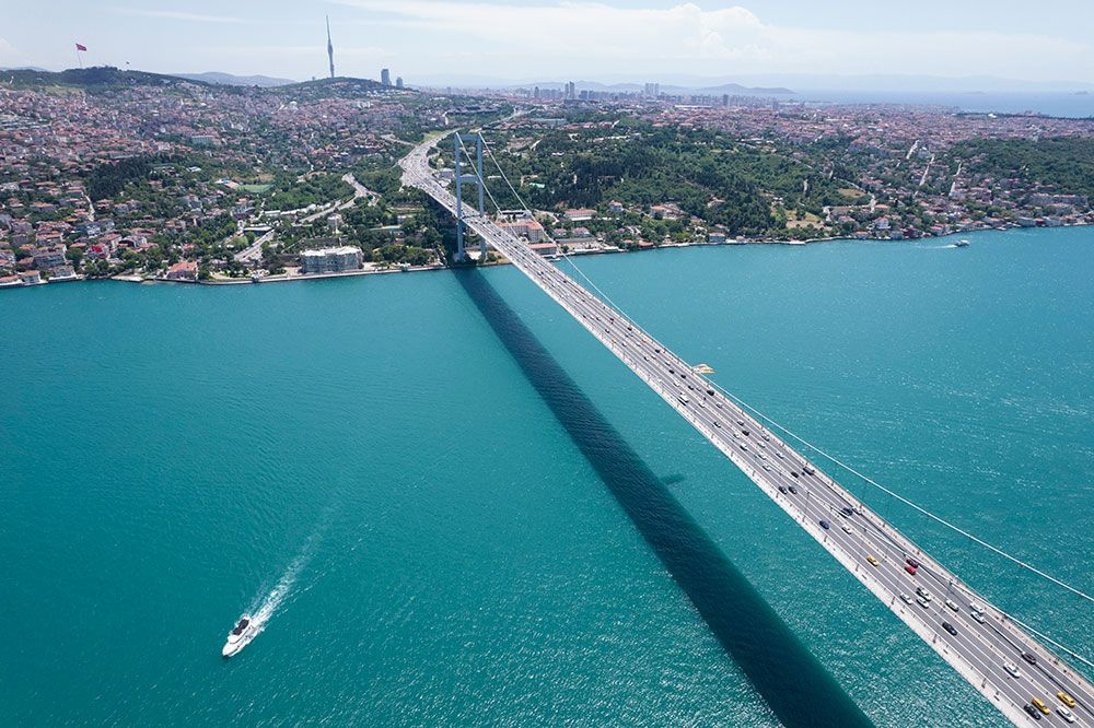 İstanbul Boğaz'ı renk değiştirdi! Turkuaza bürünen boğazda eşsiz manzaralar oluştu