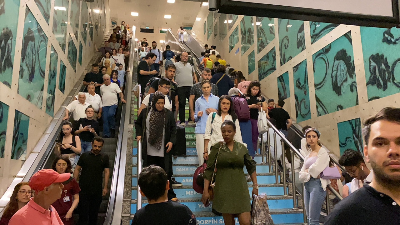İstanbul'da Yenikapı metrosu arıza yaptı vatandaş İBB'ye isyan etti