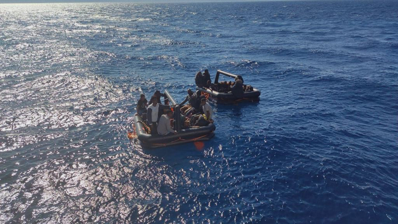 İzmir açıklarında onlarca göçmen kurtarıldı