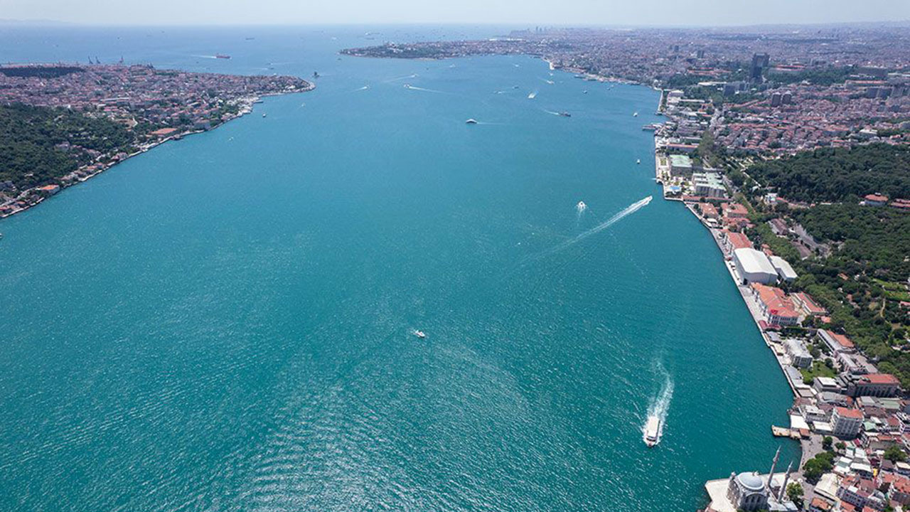 İstanbul Boğaz'ı renk değiştirdi! Turkuaza bürünen boğazda eşsiz manzaralar oluştu