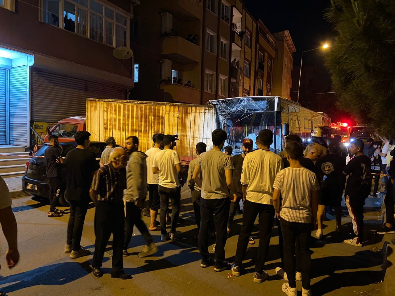 Eyüpsultan'da İETT otobüsü sokağa daldı 17 araca çarptı!İETT: Otobüs gece çalındı