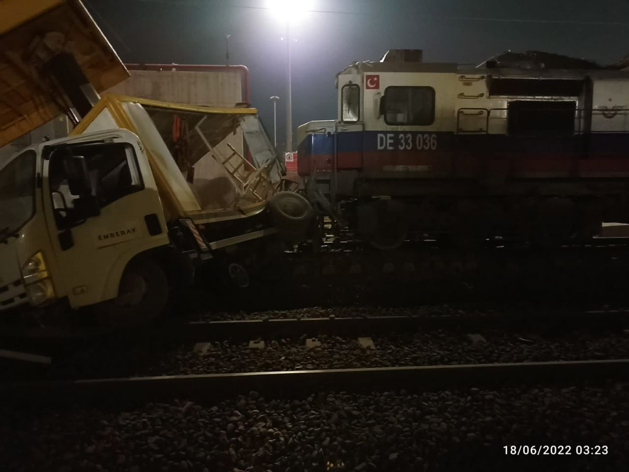 Demiryoluna elektrik hattı döşeyen işçilerin feci ölümü! Lokomotif çarptı