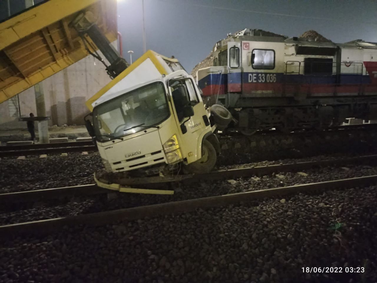 Demiryoluna elektrik hattı döşeyen işçilerin feci ölümü! Lokomotif çarptı