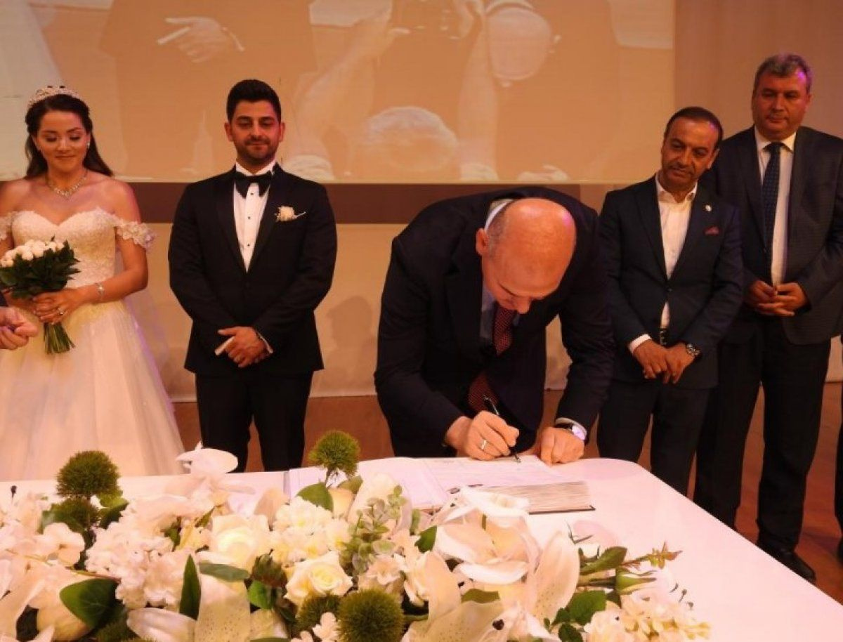 Bakan Soylu, MHP'li vekilin kızının nikah şahidi oldu