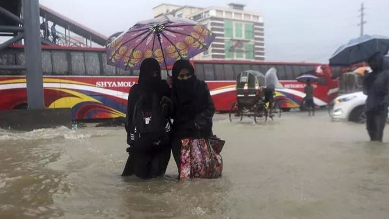 Hindistan ve Bangladeş'i muson yağmurları vurdu: En az 34 ölü var