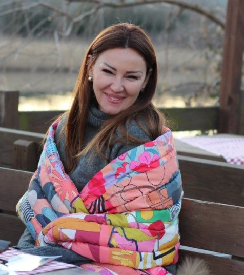 Pınar Altuğ mor mini elbisesiyle poz verdi! Eşi Yağmur Atacan'ın yorumu olay oldu!