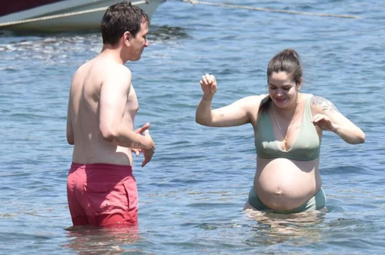 Selahattin Paşalı ve eşi Lara Tümer tatil sezonunu açtı! Ünlü oyuncu hamile eşini sırtında taşıdı