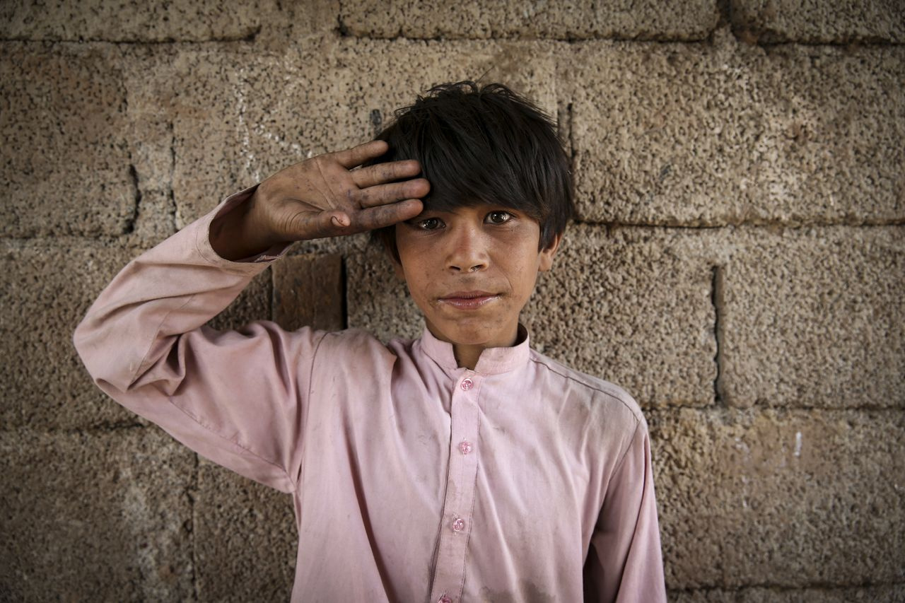 Pakistan'da kamplarda yaşayan savaş mağduru Afgan mülteci çocuklar