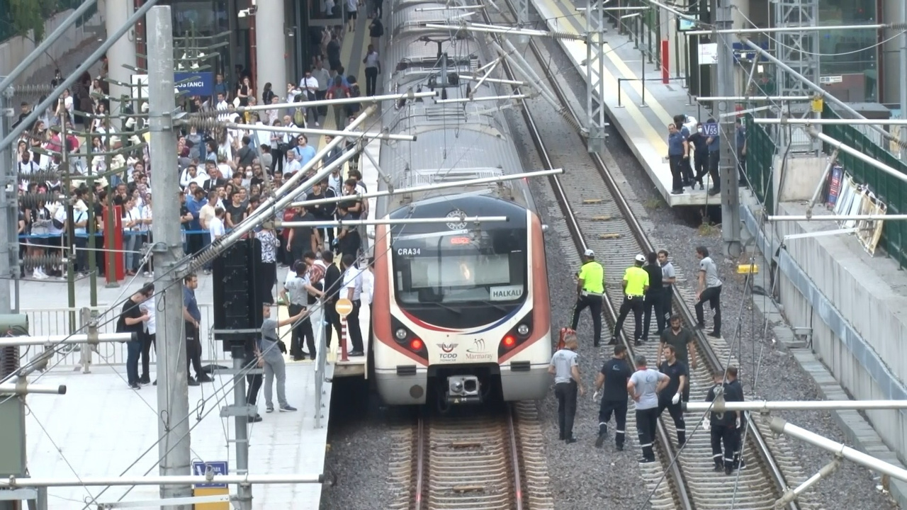 İstanbul Bostancı'da feci olay! Tren raylarına atlayan genç hayatını kaybetti