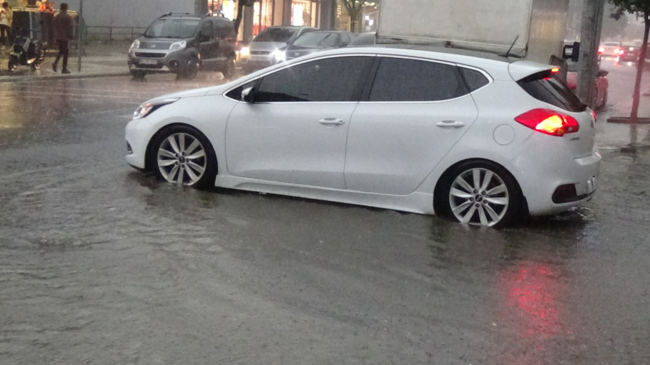 Düzce'de yağmur sokakları göle çevirdi
