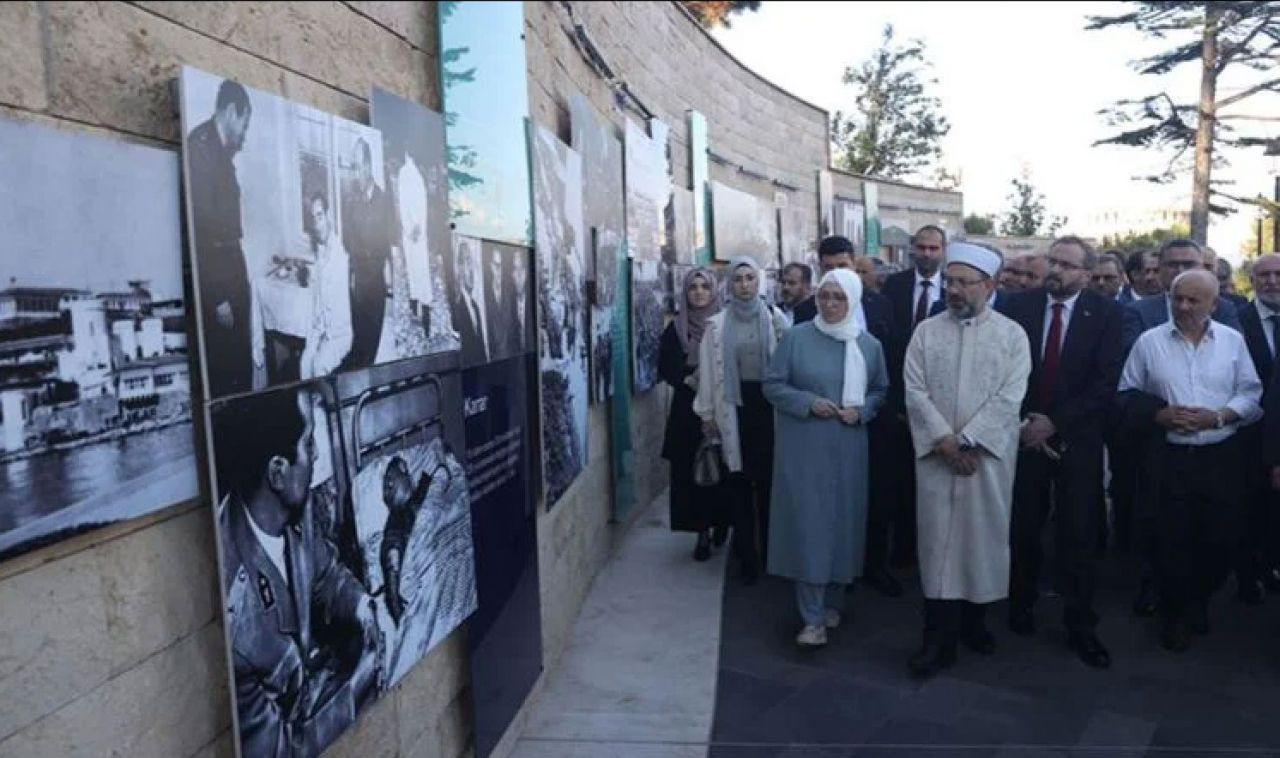 Diyanet İşleri Başkanı Ali Erbaş'ın eşi Seher Erbaş'ın çantasını koruma polisi taşıyor olay görüntü