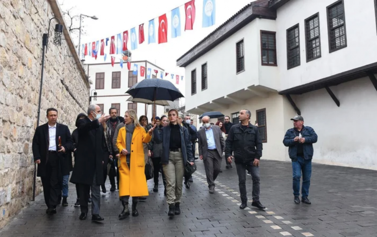 Diyanet İşleri Başkanı Ali Erbaş'ın eşi Seher Erbaş'ın çantasını koruma polisi taşıyor olay görüntü