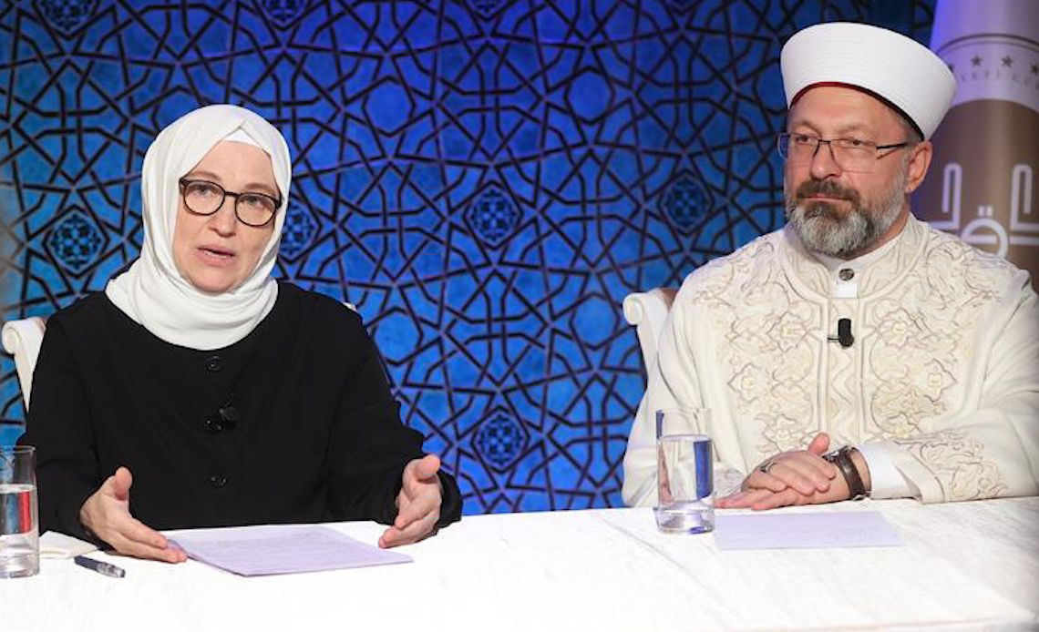 Diyanet İşleri Başkanı Ali Erbaş'ın eşi Seher Erbaş'ın çantasını koruma polisi taşıyor olay görüntü