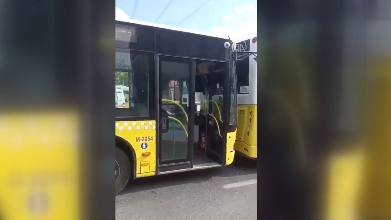 Ümraniye'de durağa yanaşan İETT otobüsüne 2 İETT otobüsü peş peşe çarptı