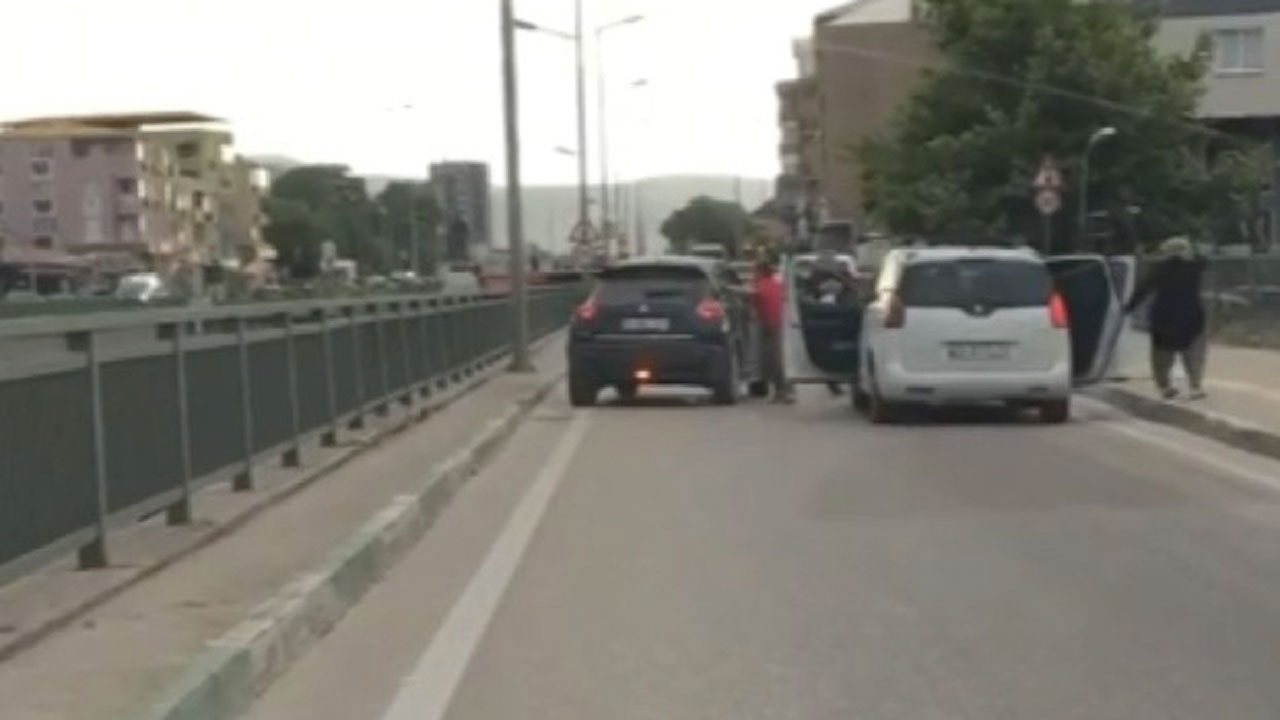 Bursa'da yol verme kavgası görüntülendi öfkeli kadın aracın camını taşla patlattı