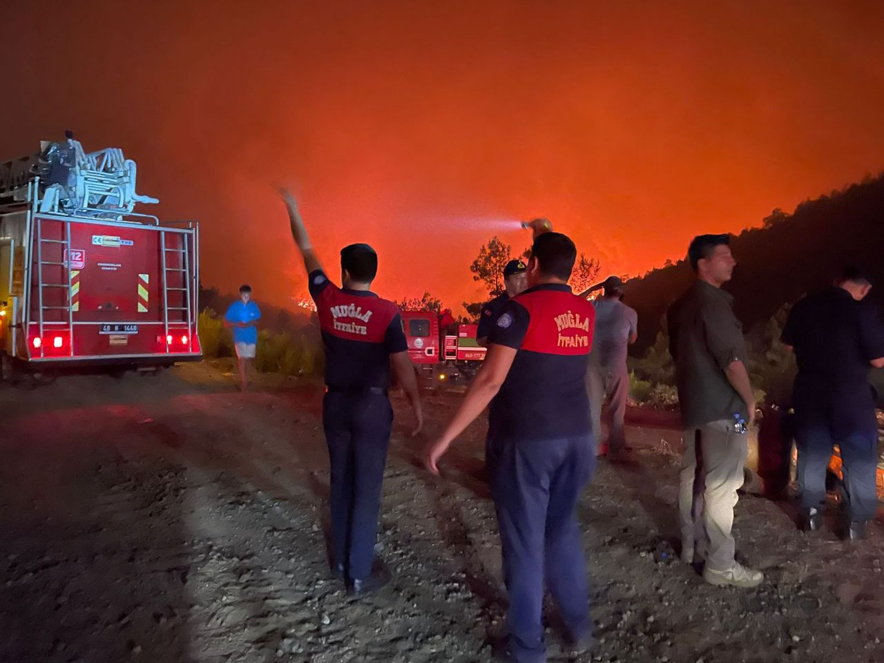 Marmaris'te ormanlık alanda çıkan yangın hızla yayıldı! Bakan Soylu ve Bakan Kirişçi bölgeye gidiyor