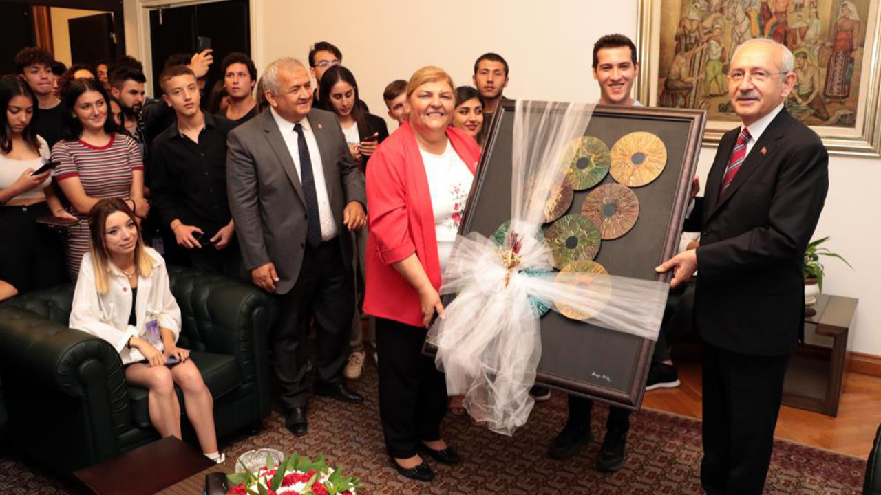 Kemal Kılıçdaroğlu'na 'Kirpi oklu' tablo hediye edildi