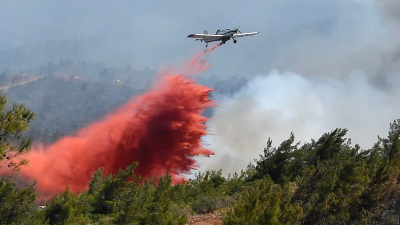 Marmaris'teki yangından görüntüler: Havadan ve karadan müdahale ediliyor