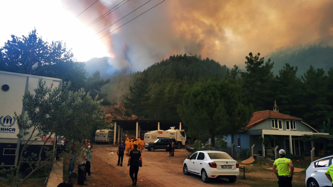 Marmaris orman yangını devam ediyor! İlk kez TSK envanterine giren helikopterler görevde