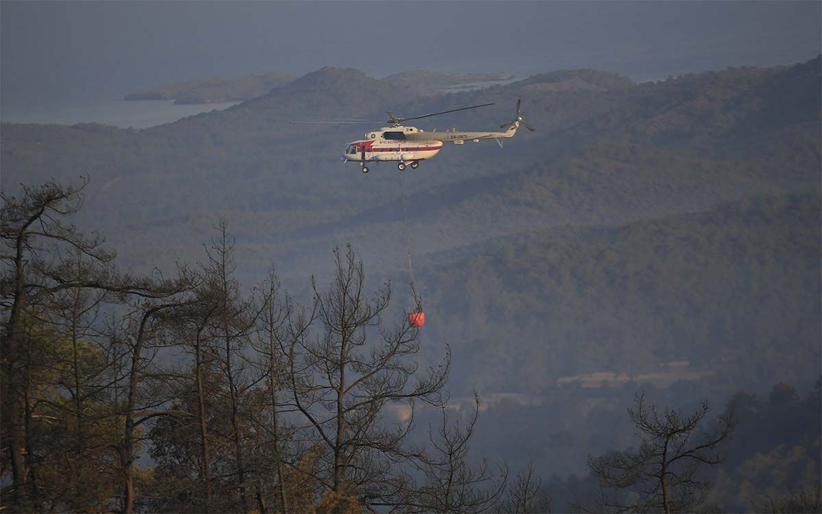 Marmaris orman yangını devam ediyor! İlk kez TSK envanterine giren helikopterler görevde